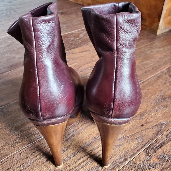 Beautiful Ferragamo Booties - Picture 4 of 15